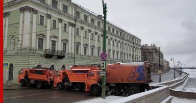В Петербурге снова перекрыли центр города и закрыли станции метро
