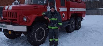 "Он отрезал ремень безопасности в покорёженной машине": Пожарный Карелии спас пострадавшую в ДТП женщину
