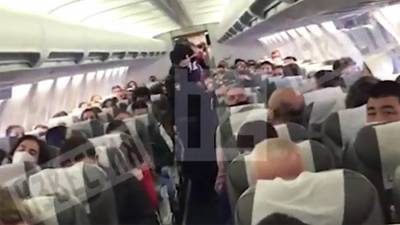 Рейс из Петербурга в Москву задержали из-за отказа пассажира надеть маску