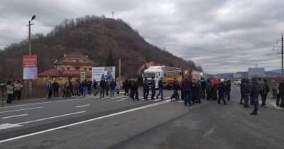Протест на Закарпатье: Жители перекрыли дорогу Свалява-Долгое (ВИДЕО)