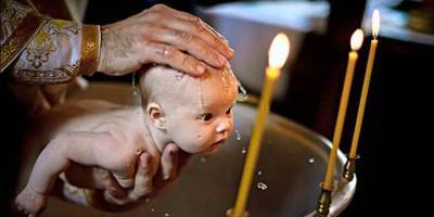 В румынском городе Сучава у младенца во время крещения остановилось сердце - обряд могут изменить - ТЕЛЕГРАФ