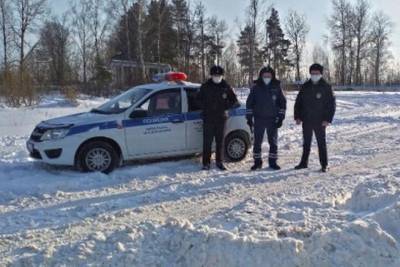 Полицейские в Десногорске откопали из сугроба «Фольксваген» смолянки