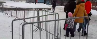 В центре Новосибирска установили ограждения и появились автозаки