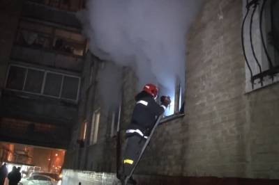 Во Львове при пожаре в многоэтажке погибла женщина, еще трех человек госпитализировали