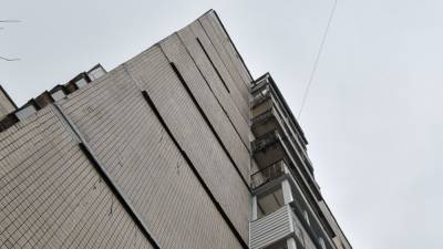 Голого мужчину нашли полуживым под окнами многоэтажки в Луге