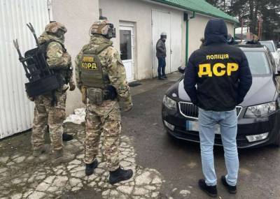 Работников Закарпатской таможни заподозрили в коррупционной схеме по ввозу авто