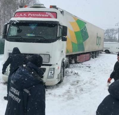 Киев закрывают для грузовиков, владельцам легковушек тоже пригрозили