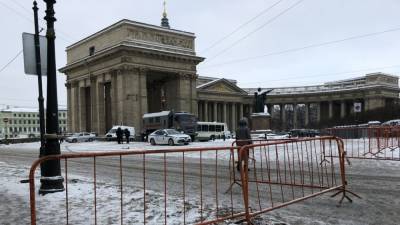 Улицы Петербурга вновь открывают для транспорта и пешеходов