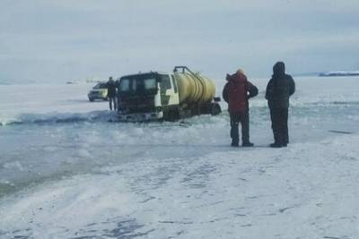 Машина для откачки нечистот застряла во льду Байкала