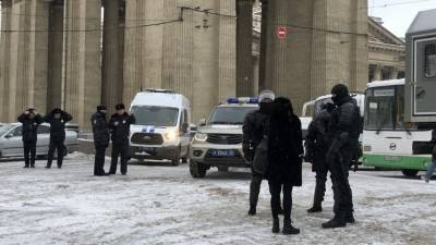 Петербургские полицейские убирают ограждения на Невском проспекте