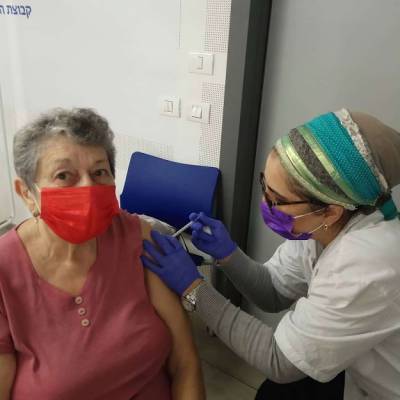 В Израиле благодаря вакцинации резко снижается заболеваемость среди пожилых людей