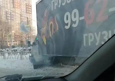 На Московском шоссе грузотакси врезалось в дорожное ограждение