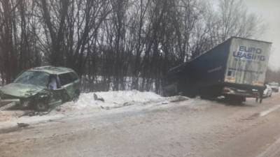 При столкновении фуры с легковушкой в Саратовской области, погиб мужчина