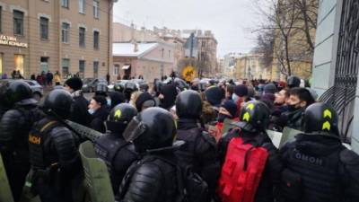 Суд в Петербурге выписал глухонемому штраф за "скандирование лозунгов" на митинге