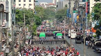 В Янгоне студенты и преподаватели выступили против военной диктатуры