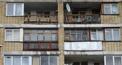 Жители Риги получили письма с требованием убрать остекление балконов