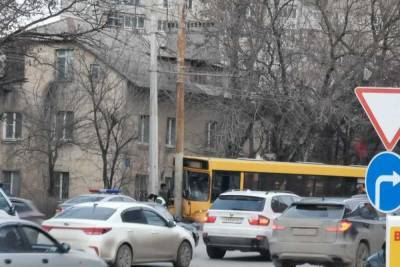 В Ростове-на-Дону пассажирский автобус въехал в столб