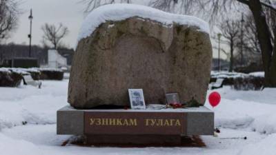 Активисты в Петербурге возложили цветы в память о жертвах политических репрессий