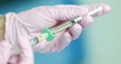 Сингапурскому медику вкололи сразу пять доз вакцины Pfizer