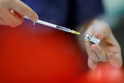 Медику в Сингапуре по ошибке ввели пятикратную дозу вакцины от коронавируса
