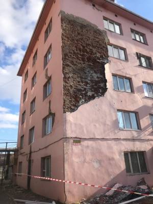 В Астрахани на улице 1-й Перевозной обрушился фасад общежития