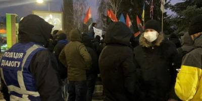 Протесты против канала Мураева НАШ в Киеве сегодня - Карась зовет выйти Назарова, видео - ТЕЛЕГРАФ