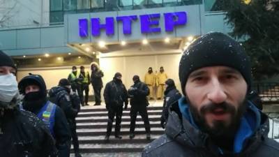 Радикалы пикетировали офис телеканала «Интер» и требуют арестовать сотрудников