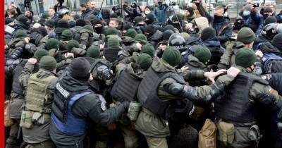 Радикалы протестуют возле двух телеканалов в Киеве
