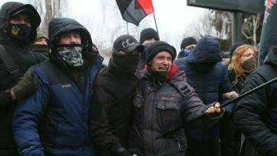 В Киеве укронационалисты собрались громить телеканалы «Наш» и «Интер»