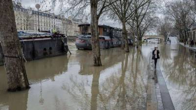Франция и Германия стали зоной стихийного бедствия (ВИДЕО)
