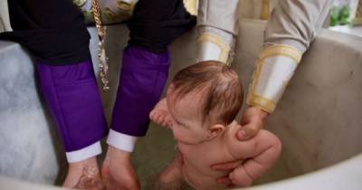 В Румынии младенец умер после крещения: общественность призывает изменить обряд