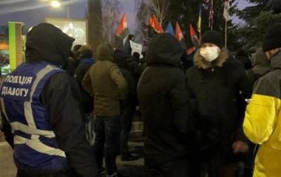 В Киеве пикетируют телеканалы Интер и НАШ