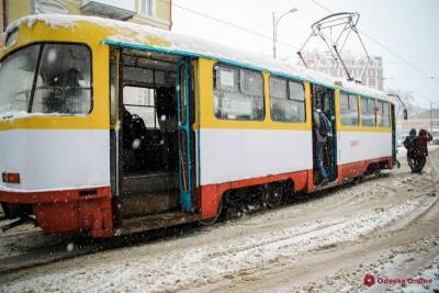 В Одессе трамвай чудом не обезглавил пьяного мужчину на рельсах