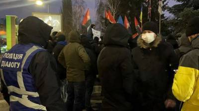 Под офисами телеканалов Интер и НАШ начались протесты (ФОТО, ВИДЕО)