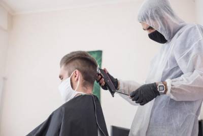 «Так безопаснее»: Зеехофер хочет открыть парикмахерские в Германии