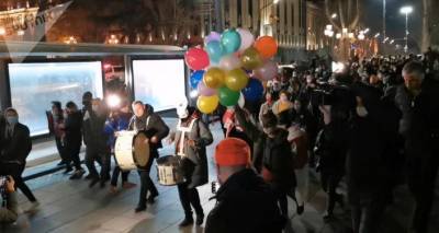 Шары, ночь и молодежь против ограничений: акция неповиновения в Тбилиси - видео