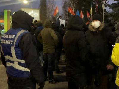 В Киеве пикетировали телеканалы "Наш" и "Интер"