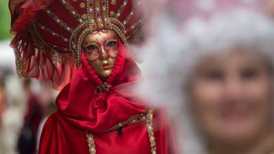 Без туристов денег нет: Венецианский карнавал ушел в онлайн