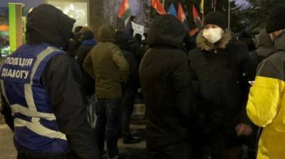 Активисты пикетировали здания телеканалов «НАШ» и «Интер» в Киеве