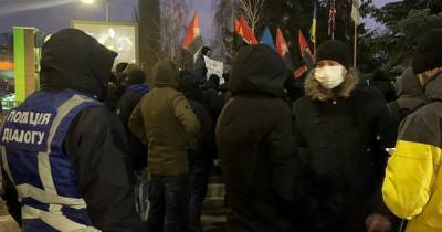 В Киеве завершились акции протеста у офисов телеканалов "Наш" и "Интер" (ФОТО)