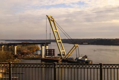 Самый большой в Европе кран "Захарий" приступил к работам на запорожских мостах