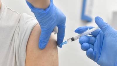 Медику сингапурской больницы ввели пятикратную дозу вакцины от коронавируса