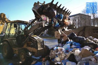 Коллектив Минтруда Дагестана принял участие в уборке мусора в Махачкале