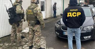 На Закарпатье 8 таможенников «зарабатывали» на импортных автомобилях и нанесли ущерб государству на 2 млн грн — полиция