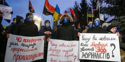 В Киеве пикетировали здания каналов НАШ и Интер — на этот раз обошлось без столкновений — фото, видео