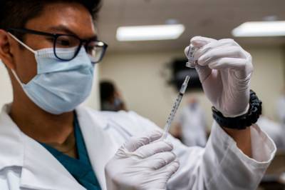 В Сингапуре медику ввели пятикратную дозу вакцины от коронавируса: к чему это привело