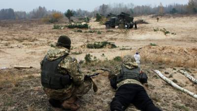 Два украинских солдата погибли от взрыва неизвестного устройства в Донбассе