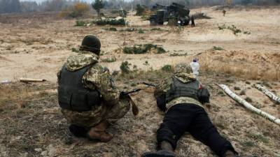Украинские военные подорвались на взрывном устройстве в Донбассе