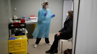 Во Франции за сутки выявили более 20 тысяч случаев коронавируса