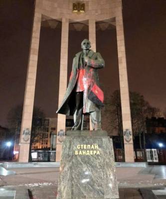 Во Львове памятник Бандере облили красной краской